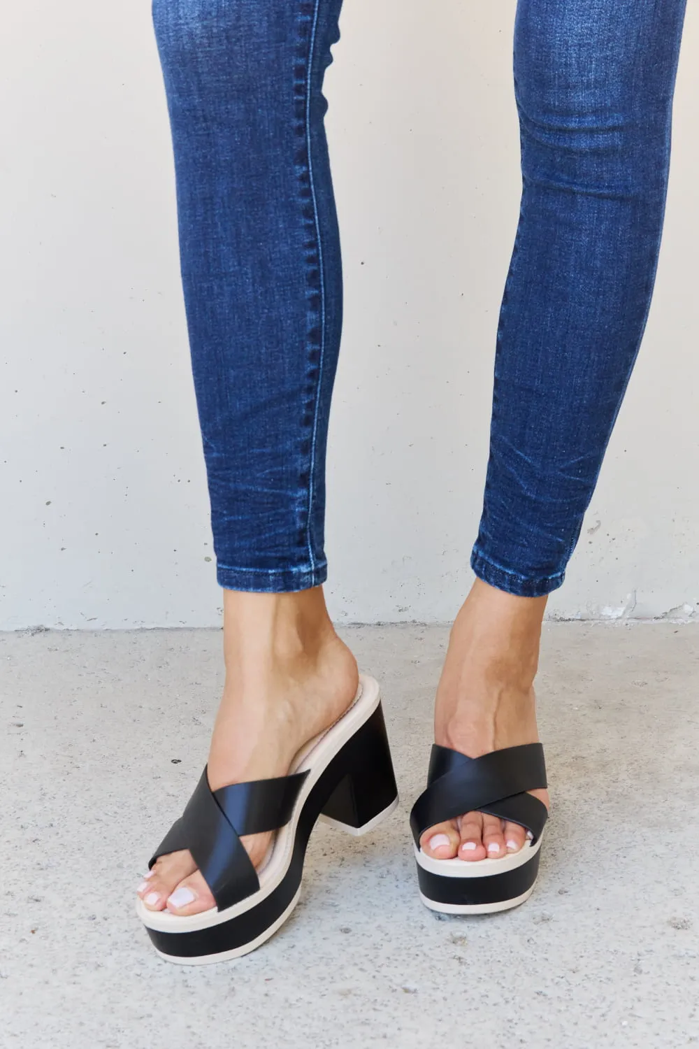 Contrast Platform Sandals in Black